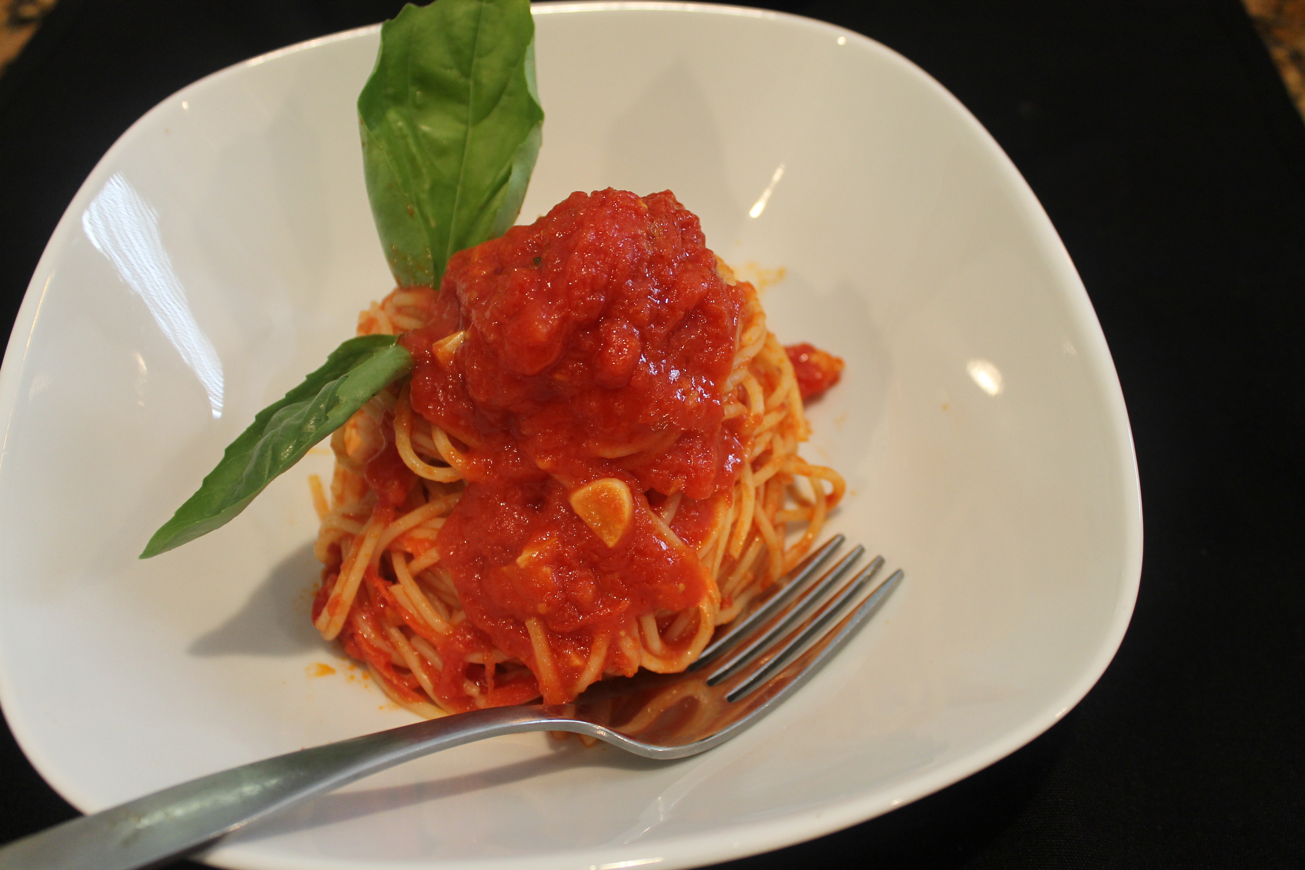 Spaghetti al pomodoro con basilico 