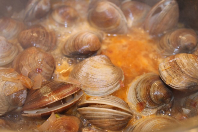 Clams in a wine broth 